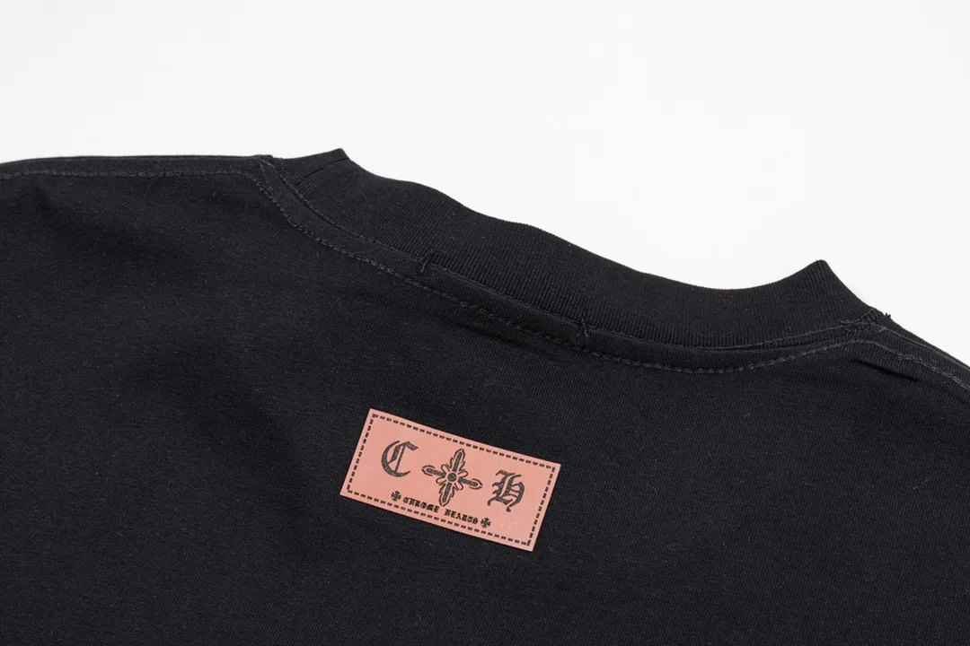 P200 CHROME HEARTS LoGo is fashionable and elegant, with a dropped shoulder style. The fabric is made of 26s double-yarn combed cotton compact spinning yarn with a weight of 280. It is matched with 1*1 Salona rib. The fabric is fermented and has a loose fit. Color: Black Size: S～XXL